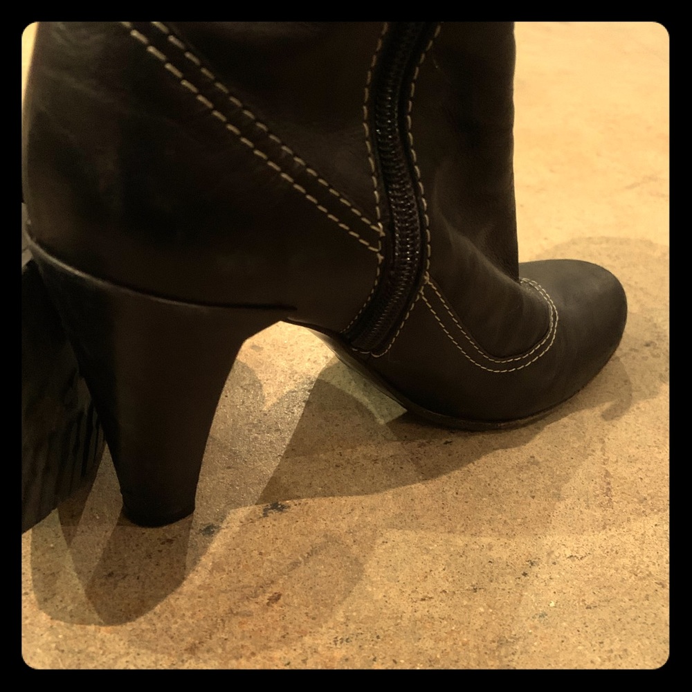 Marc Jacobs, chic, black 3” heel, black boots.